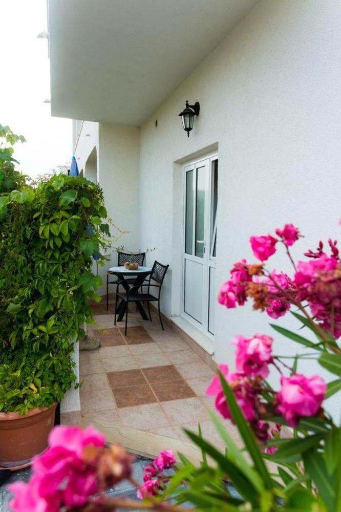 Apartments Mare - 30 M From Pebble Beach Seget Vranjica Exterior foto